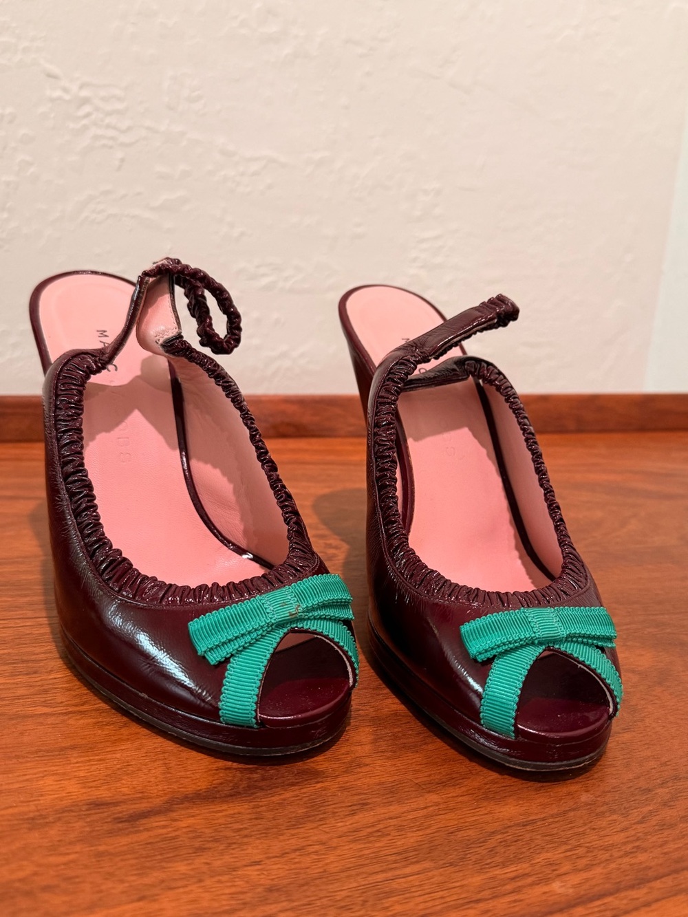 Marc Jacobs Burgundy Peep-Toe Slingback Heels Shoes with Green Bow size 6
